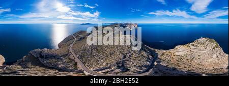 Espagne, Majorque, Pollenca, Drone panorama de Cap de Formentor avec ligne d'horizon claire sur la mer Méditerranée en arrière-plan Banque D'Images