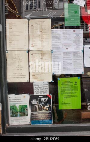 Avis-board dans la fenêtre du café Troubadour, Old Brompton Road, Kensington, Londres Banque D'Images