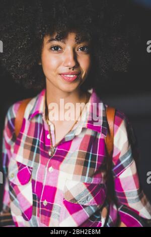 Portrait de jeune femme souriante avec une coiffure afro Banque D'Images