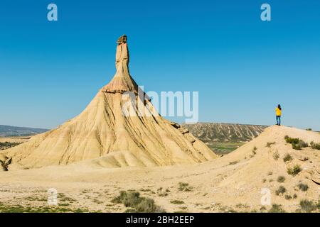 Femme dans le paysage désertique de Bardenas Reales, Arguedas, Navarre, Espagne Banque D'Images