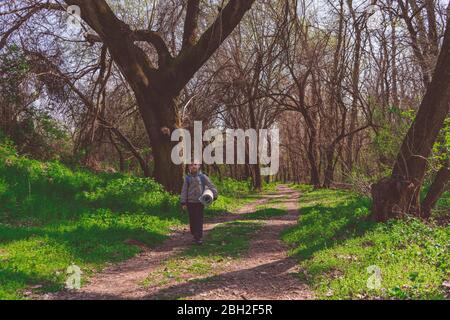 Voyageur seul - jeune garçon randonneur dans la forêt de printemps, va sur le chemin de la distance Banque D'Images