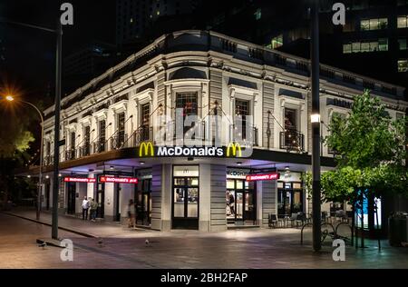 Le restaurant Mc Donald à la station Circular Quay la nuit, Sydney. Banque D'Images