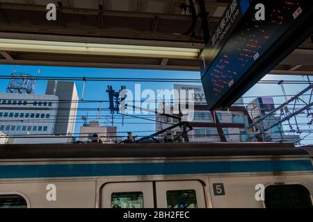 La gare d'Okachimachi est équipée de passagers et de trains. Tokyo, Japon 11 février 2020 Banque D'Images