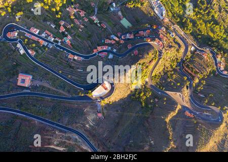 Espagne, Santa Cruz de Tenerife, Valle Gran Rey, vue aérienne de la route sinueuse s'étendant à travers le village dans la vallée de montagne Banque D'Images