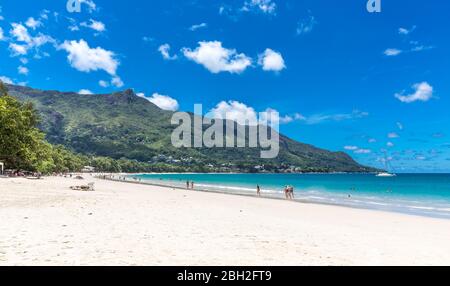 Seychelles, Mahé, Plage de beau Vallon en été Banque D'Images