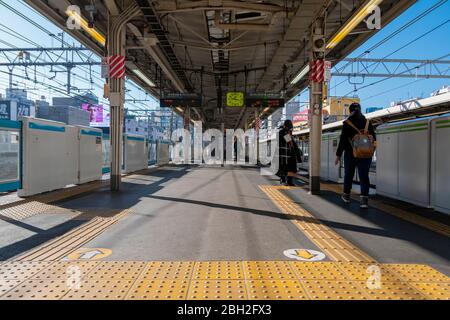 La gare d'Okachimachi est équipée de passagers et de trains. Tokyo, Japon 11 février 2020 Banque D'Images