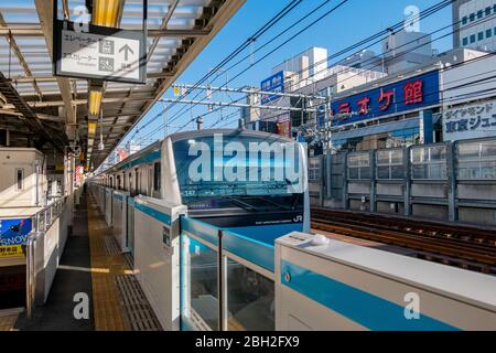 La gare d'Okachimachi est équipée de passagers et de trains. Tokyo, Japon 11 février 2020 Banque D'Images