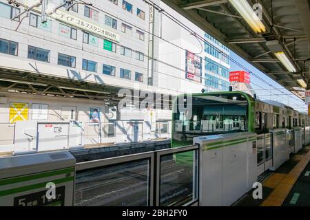 La gare d'Okachimachi est équipée de passagers et de trains. Tokyo, Japon 11 février 2020 Banque D'Images