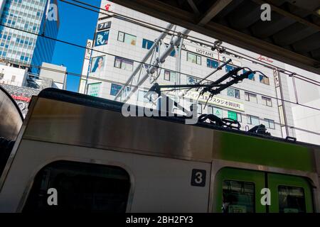 La gare d'Okachimachi est équipée de passagers et de trains. Tokyo, Japon 11 février 2020 Banque D'Images