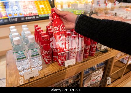 Le grand bouddha a été imprimé sur la bouteille de Coca Cola et ont été vendus dans la boutique de souvenirs de la gare de Kamakura. Kamamura, Japon 12 202 février Banque D'Images