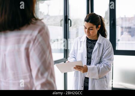 Médecin prenant des notes lors d'une consultation en pratique médicale Banque D'Images