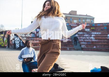 De jeunes danseurs se répètent dans un parc de skare Banque D'Images