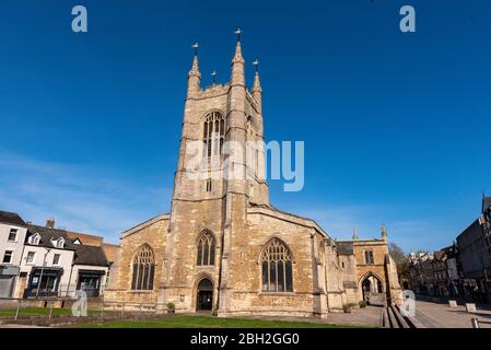 Cathédrale de Peterborough, une journée ensoleillée, pendant le verrouillage de Co-vid 19. Personne ne se trouve à peine dans la rue tout en suivant les directives de distanciation sociale Banque D'Images