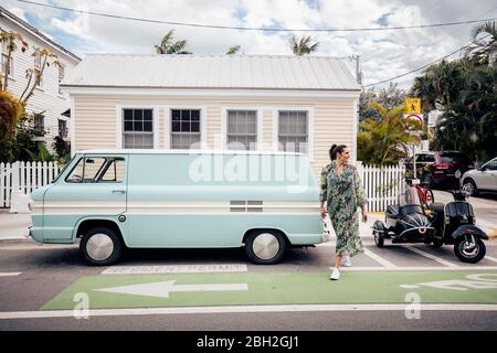 Femme traversant une route à Key West, Floride, États-Unis Banque D'Images