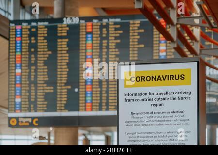 Panneau d'information avec réglementation de sécurité concernant le coronavirus à l'aéroport d'Oslo, Norvège Banque D'Images