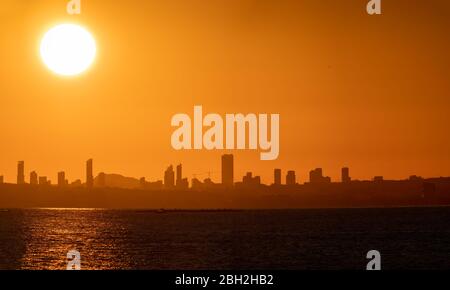 Soleil et coucher de soleil sur la ville de Benidorm et la mer Banque D'Images