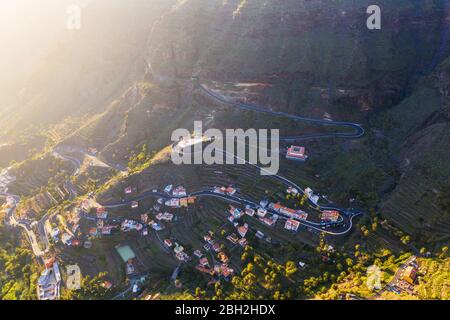 Espagne, Santa Cruz de Tenerife, Valle Gran Rey, vue aérienne de la route sinueuse s'étendant à travers le village dans la vallée de montagne Banque D'Images