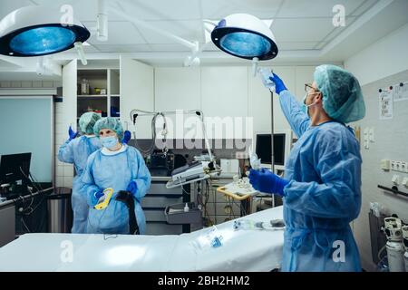 Médecins préparant la salle de traumatologie d'un hôpital Banque D'Images