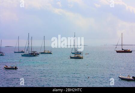 voiliers et yachts immergeant dans les vagues de la mer Méditerranée à ibiza Banque D'Images
