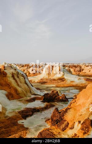 Paysage volcanique contre le ciel dans la zone géothermique de Dallol, dans la dépression de Danakil, Éthiopie, Afar Banque D'Images