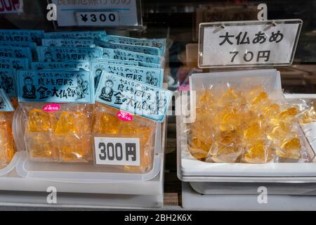 Les bonbons et le chocolat du grand bouddha dans la boutique de souvenirs de la gare de Kamamura. Kamamura, Japon 12 février 2020 Banque D'Images