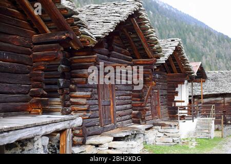 Maisons typiques de Walser à Macugnaga, Italie. Banque D'Images