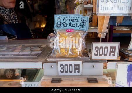 Les bonbons et le chocolat du grand bouddha dans la boutique de souvenirs de la gare de Kamamura. Kamamura, Japon 12 février 2020 Banque D'Images