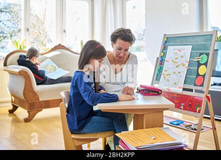 Mère école à domicile sa fille Banque D'Images