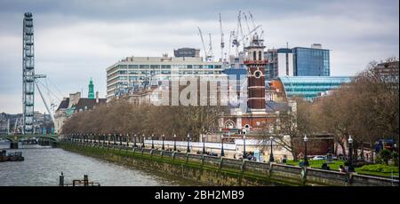 Londres- vue large de la South Bank avec London Eye et gars et l'hôpital St Thomas Banque D'Images