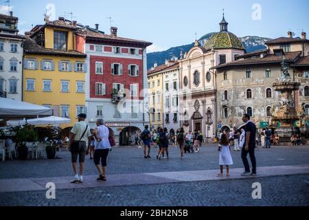 Trente, Italie - 15 août 2019: Les gens marchant dans la vieille ville de trente Banque D'Images