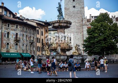 Trente, Italie - 15 août 2019 : vue sur la Piazza del Duomo et la fontaine de Neptune dans la vieille ville Banque D'Images