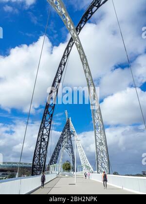 Pont Matagarup un câble en acier suspendu est resté un pont piétonnier au-dessus de la rivière Swan Perth Australie occidentale. Banque D'Images