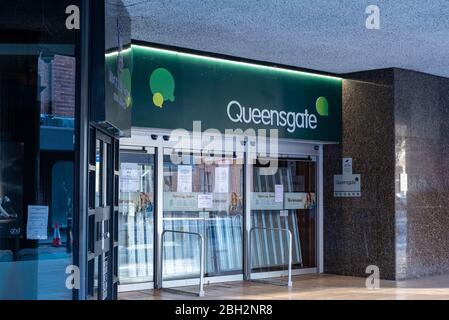 L'entrée du centre commercial Queensgate à Peterborough est fermée pendant le verrouillage du coronavirus covid-19 Banque D'Images