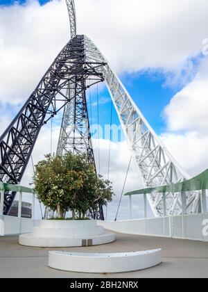 Pont Matagarup un câble en acier suspendu est resté un pont piétonnier au-dessus de la rivière Swan Perth Australie occidentale. Banque D'Images