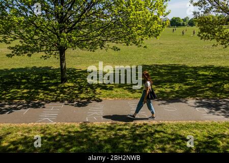 Londres, Royaume-Uni. 23 avril 2020. Les gens font passer un message positif - je pense que vous le faites si bien, considérant - écrit dans la craie sur la piste de cycle - Clapham Common est raisonnablement occupé car le soleil est dehors et il est plus chaud. Le « verrouillage » se poursuit pour l'épidémie de Coronavirus (Covid 19) à Londres. Crédit: Guy Bell/Alay Live News Banque D'Images