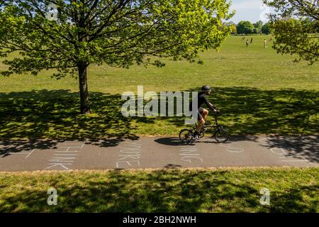 Londres, Royaume-Uni. 23 avril 2020. Les gens font passer un message positif - je pense que vous le faites si bien, considérant - écrit dans la craie sur la piste de cycle - Clapham Common est raisonnablement occupé car le soleil est dehors et il est plus chaud. Le « verrouillage » se poursuit pour l'épidémie de Coronavirus (Covid 19) à Londres. Crédit: Guy Bell/Alay Live News Banque D'Images