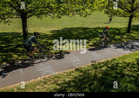 Londres, Royaume-Uni. 23 avril 2020. Les gens font passer un message positif - je pense que vous le faites si bien, considérant - écrit dans la craie sur la piste de cycle - Clapham Common est raisonnablement occupé car le soleil est dehors et il est plus chaud. Le « verrouillage » se poursuit pour l'épidémie de Coronavirus (Covid 19) à Londres. Crédit: Guy Bell/Alay Live News Banque D'Images