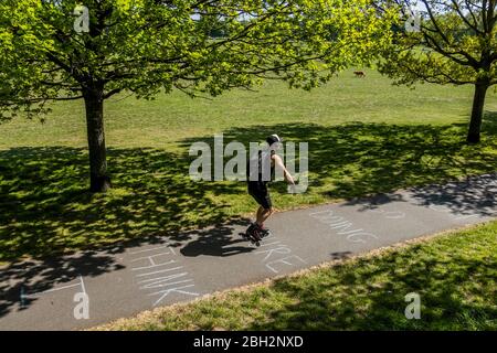 Londres, Royaume-Uni. 23 avril 2020. Les gens font passer un message positif - je pense que vous le faites si bien, considérant - écrit dans la craie sur la piste de cycle - Clapham Common est raisonnablement occupé car le soleil est dehors et il est plus chaud. Le « verrouillage » se poursuit pour l'épidémie de Coronavirus (Covid 19) à Londres. Crédit: Guy Bell/Alay Live News Banque D'Images