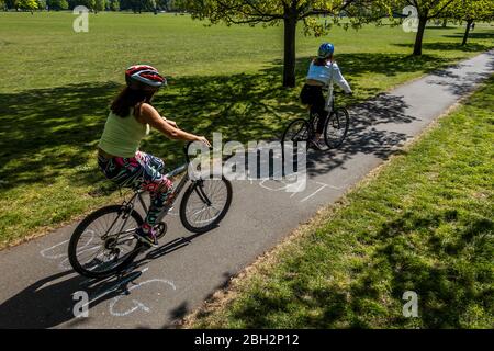 Londres, Royaume-Uni. 23 avril 2020. Les gens font passer un message positif - je pense que vous le faites si bien, considérant - écrit dans la craie sur la piste de cycle - Clapham Common est raisonnablement occupé car le soleil est dehors et il est plus chaud. Le « verrouillage » se poursuit pour l'épidémie de Coronavirus (Covid 19) à Londres. Crédit: Guy Bell/Alay Live News Banque D'Images