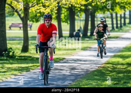 Londres, Royaume-Uni. 23 avril 2020. Les gens font passer un message positif - je pense que vous le faites si bien, considérant - écrit dans la craie sur la piste de cycle - Clapham Common est raisonnablement occupé car le soleil est dehors et il est plus chaud. Le « verrouillage » se poursuit pour l'épidémie de Coronavirus (Covid 19) à Londres. Crédit: Guy Bell/Alay Live News Banque D'Images