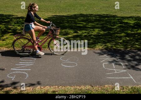 Londres, Royaume-Uni. 23 avril 2020. Les gens font passer un message positif - je pense que vous le faites si bien, considérant - écrit dans la craie sur la piste de cycle - Clapham Common est raisonnablement occupé car le soleil est dehors et il est plus chaud. Le « verrouillage » se poursuit pour l'épidémie de Coronavirus (Covid 19) à Londres. Crédit: Guy Bell/Alay Live News Banque D'Images