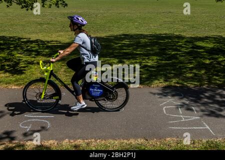 Londres, Royaume-Uni. 23 avril 2020. Les gens font passer un message positif - je pense que vous le faites si bien, considérant - écrit dans la craie sur la piste de cycle - Clapham Common est raisonnablement occupé car le soleil est dehors et il est plus chaud. Le « verrouillage » se poursuit pour l'épidémie de Coronavirus (Covid 19) à Londres. Crédit: Guy Bell/Alay Live News Banque D'Images