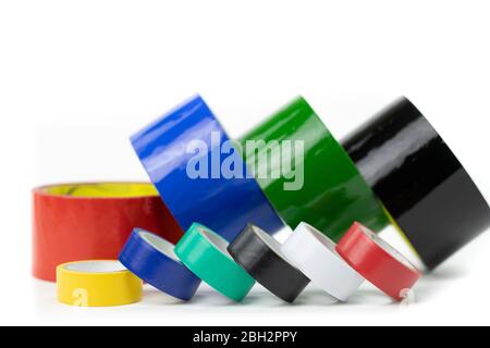 Petits et grands rouleaux de ruban adhésif coloré pour conduit. concept d'amélioration de la maison Banque D'Images