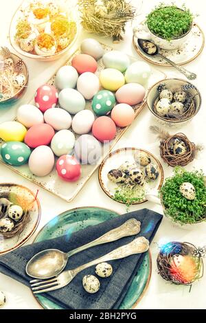 Décoration de table de Pâques avec œufs de couleur. Image aux tons vintage Banque D'Images