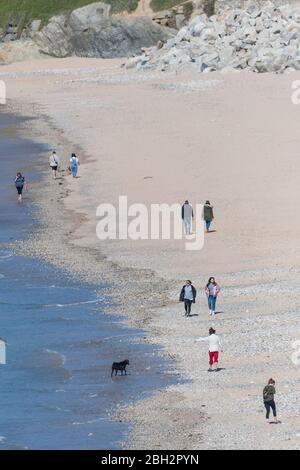 Les gens marchant sur la plage de Fistral à Cornwall et maintenant des distanciation sociale en raison de la pandémie de Coronavirus Covid 19. Banque D'Images