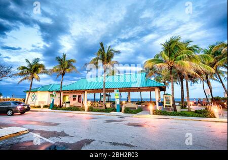 BOCA RATON, FL - 10 AVRIL 2018 : Palms et parking le long de South Ocean Drive. Boca Raton est une ville touristique célèbre. Banque D'Images