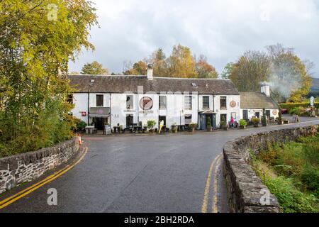 Les chutes du Dochart Inn au pont au-dessus des cascades situées sur le Dochart de la rivière à Killin à Stirling, en Écosse, près de l'ouest Banque D'Images