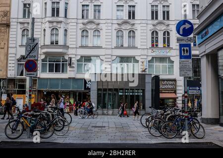 Vienne, Autriche - 7 juin 2019 : les gens marchont le long de Mariahilfer Strasse, Vienne Banque D'Images