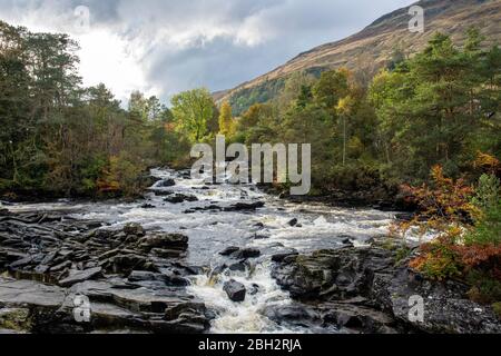 Les chutes de Dochart cascades situées sur le Dochart de Killin à Stirling, en Écosse, près de l'extrémité ouest du Loch Tay. Banque D'Images