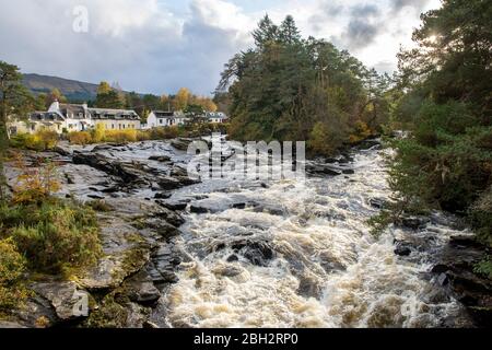 Les chutes de Dochart cascades situées sur le Dochart de Killin à Stirling, en Écosse, près de l'extrémité ouest du Loch Tay. Banque D'Images